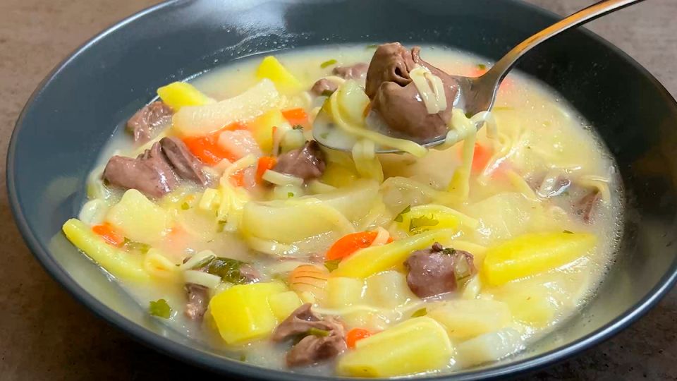 Сырный суп с куриными сердечками: быстрое и сытное первое блюдо