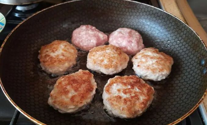 Как избежать ошибок при жарке котлет: секреты сочного блюда