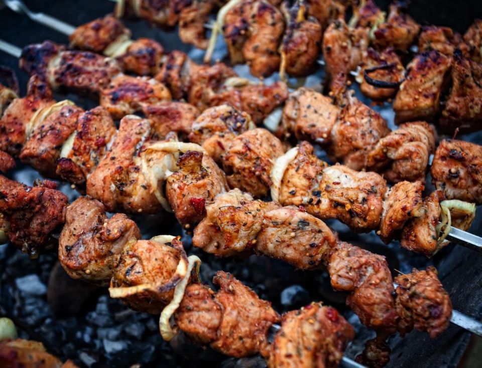 Секреты приготовления идеального шашлыка: как выбрать мясо и замариновать его правильно