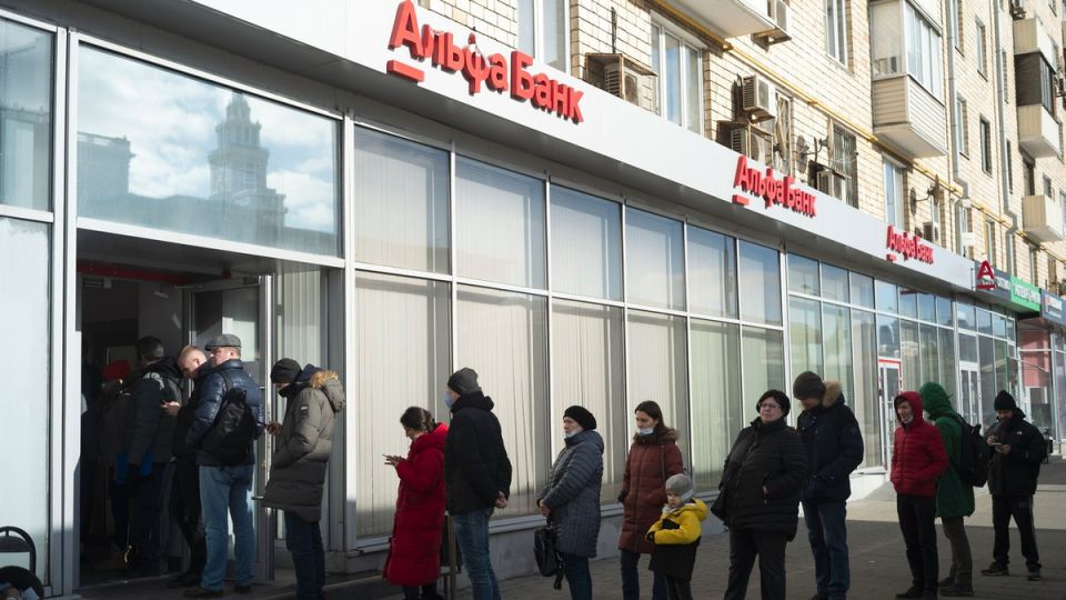 Альфа-Банк на грани: вкладчики массово выводят деньги с депозитов