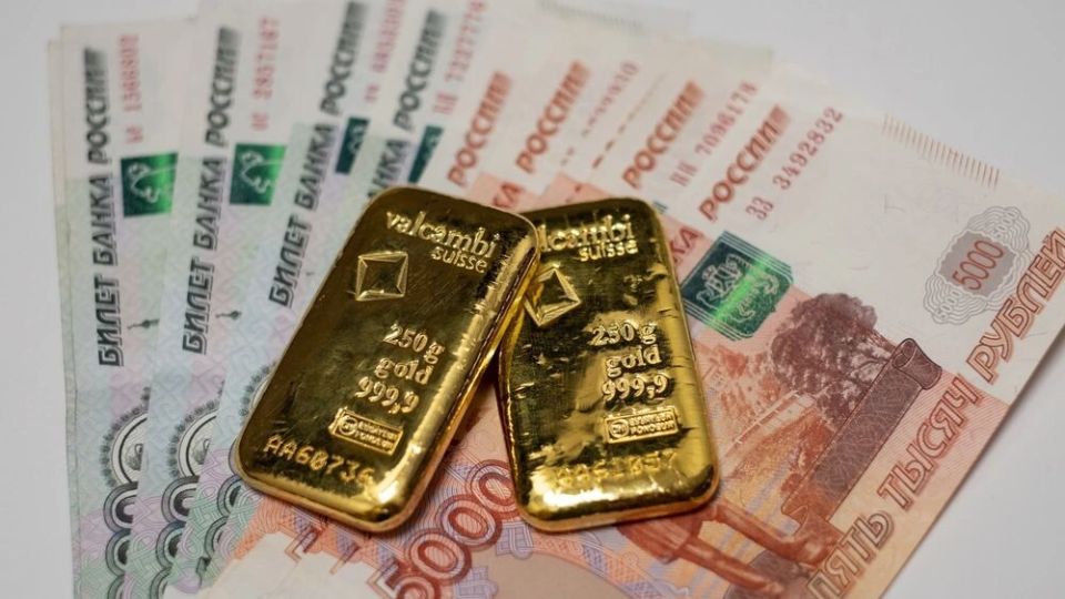 Минфин советует россиянам хранить сбережения в рублях и золоте