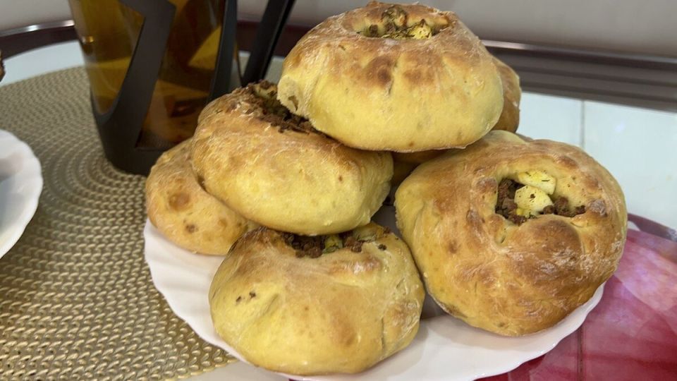 Вкусные булочки с фаршем и яйцами: идеальный завтрак для всей семьи