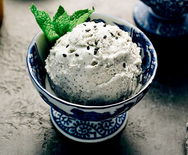 Мороженое с черным кунжутом