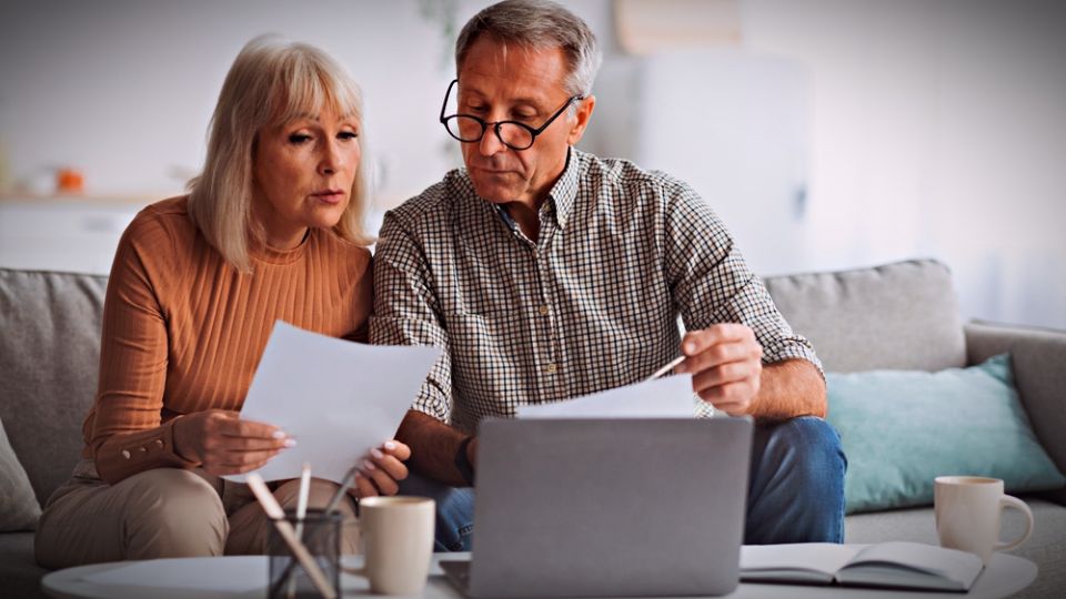 Как правильно выбрать между стажем и пенсионными баллами при уходе за детьми