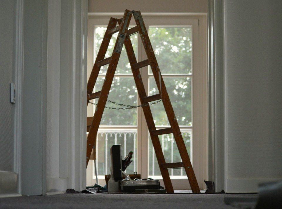 Объединение балкона с комнатой: как избежать штрафов и узаконить перепланировку в 2025 году