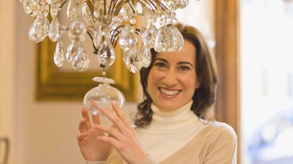 Плафоны долго не покроются слоем пыли: клинер подсказала простое средство