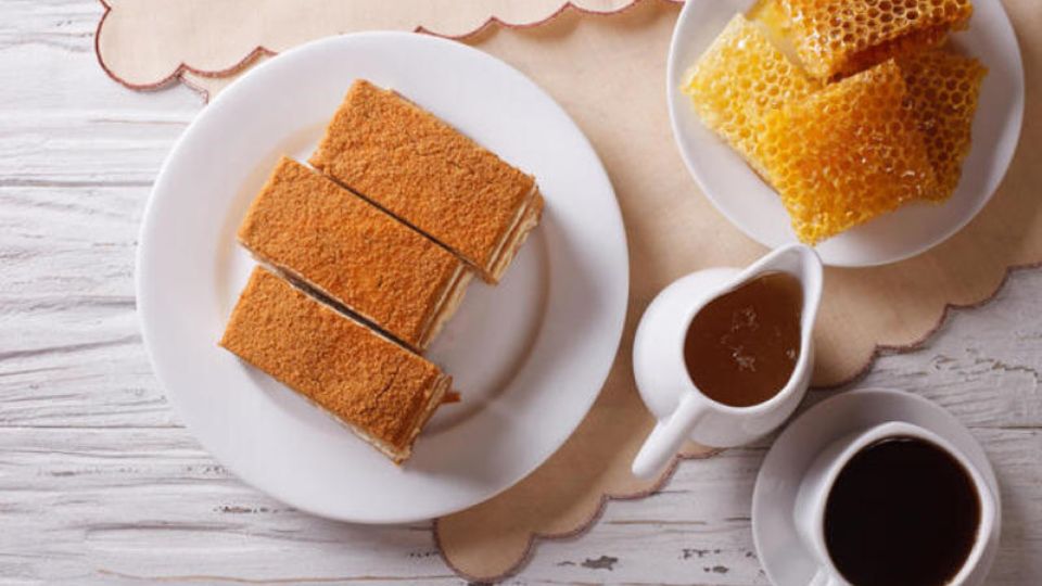 Этот советский пирог разлетается со стола лучше шарлотки: смешайте продукты и засуньте в духовку