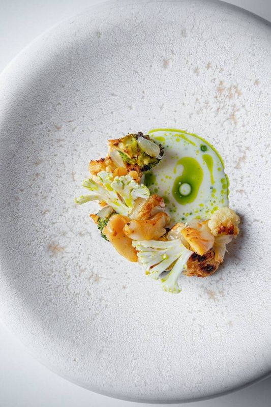 Кулинарный шедевр: дальневосточный трубач с копченым сулугуни и печеной капустой