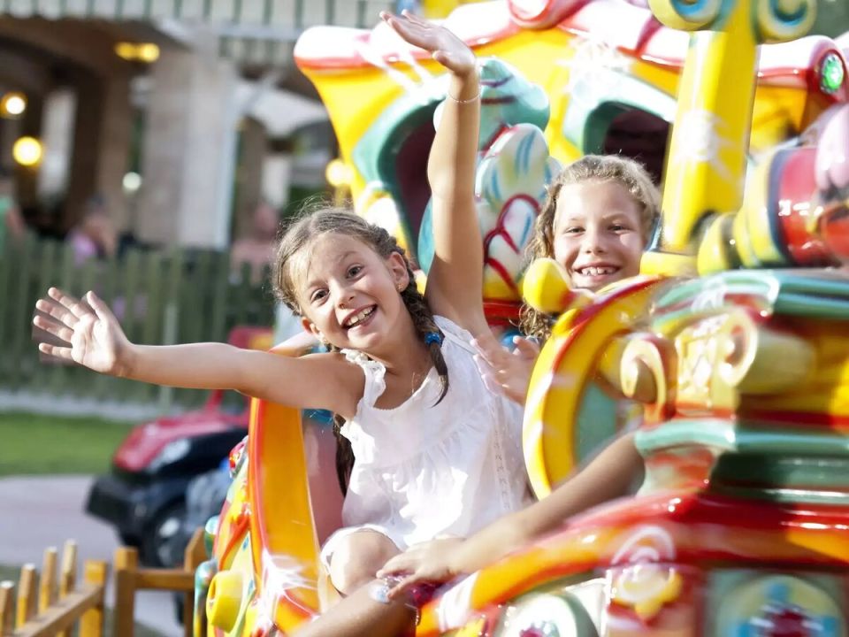 Многодетные семьи получат бесплатные билеты в музеи и парки по всей России