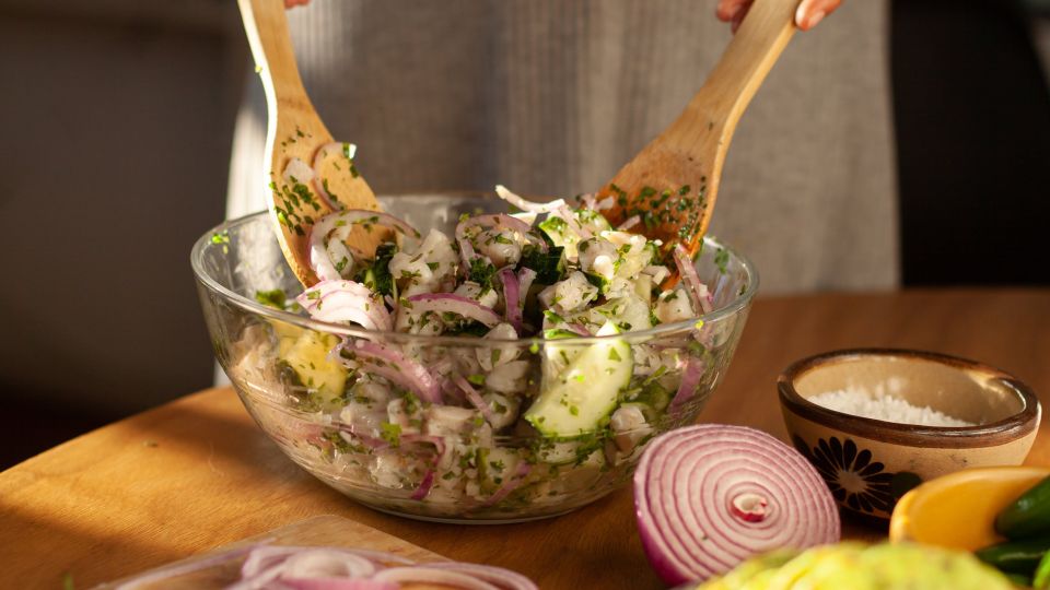 Необычное сочетание удивит гостей: простейший салат из селедки и яблок готовится за пять минут