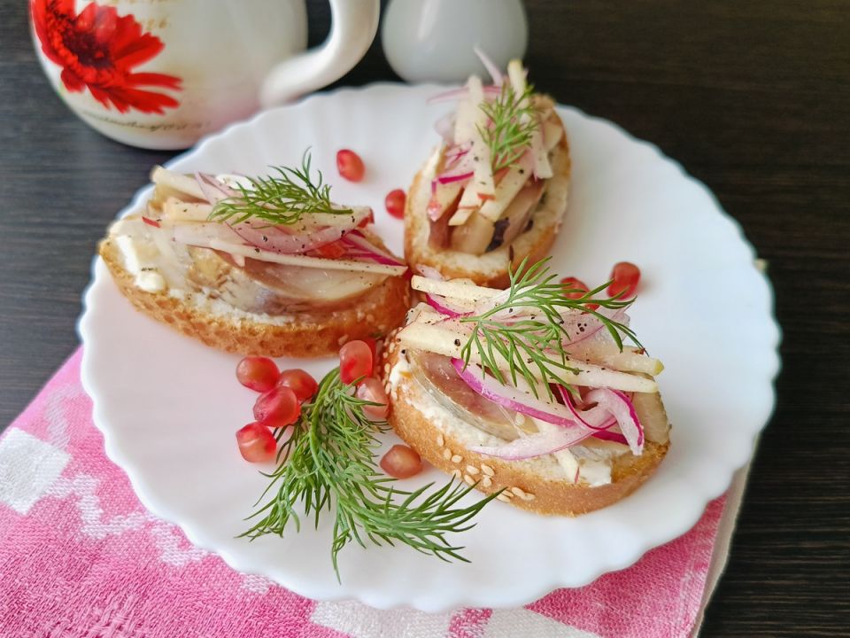 Непривычное сочетание для гурманов: бутерброды с селедкой и яблоком