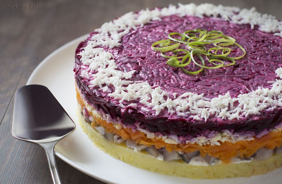 Секреты селедки под шубой: откуда пошла традиция и как приготовить идеальный салат на праздник