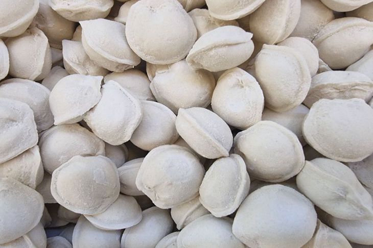 Можно ли бросать пельмени в кипящую воду: не все хозяйки знают правильный ответ