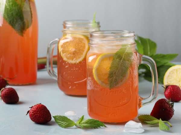 Летний лимонад с ревенем и клубникой: освежающий рецепт для всей семьи