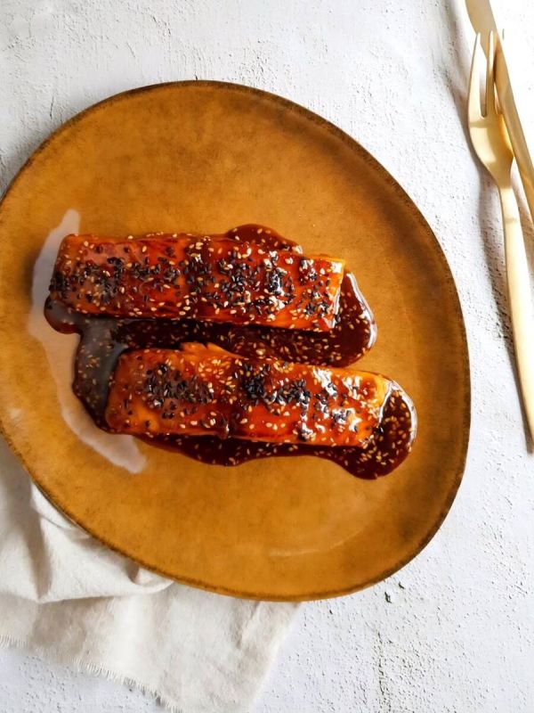 Специи и сияние: как приготовить лосось в соевом соусе с медом и кунжутом