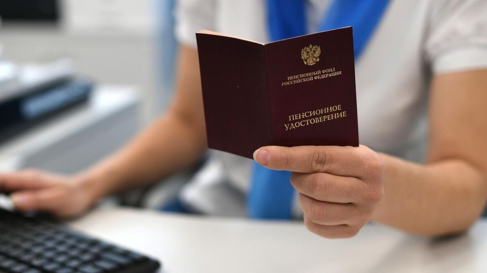 Депутаты предлагают увеличить надбавку к пенсии на уход до 27 000 рублей