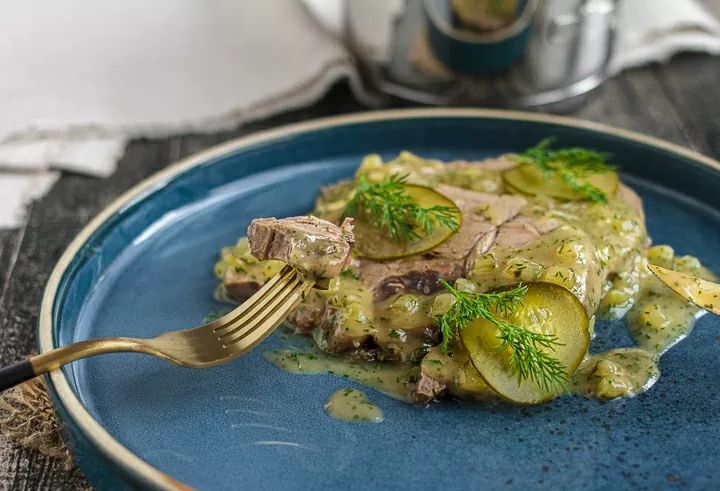 Нежная отварная говядина: классический рецепт с изысканным соусом