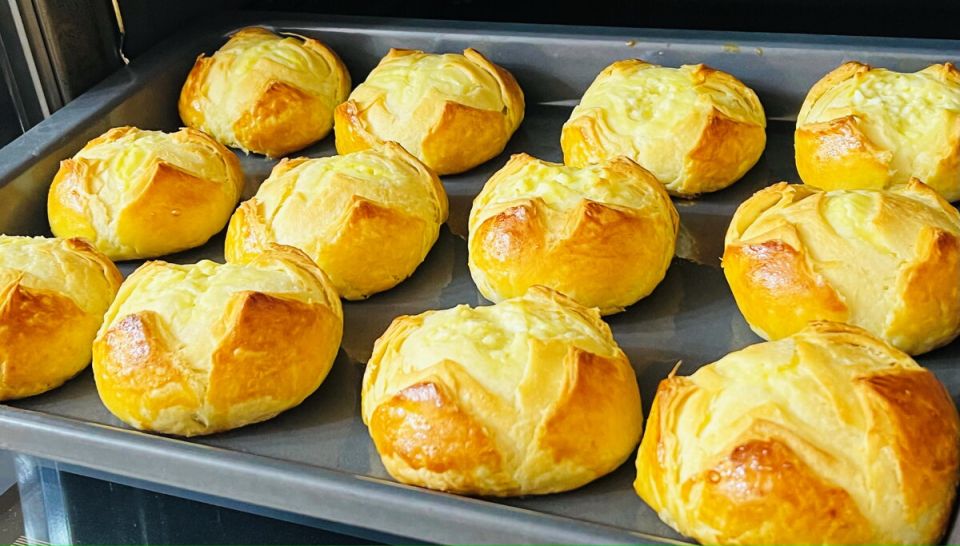 Чудовая слоёная хачапури: простое дрожжевое тесто и нежная начинка превращают обычный вечер в праздник