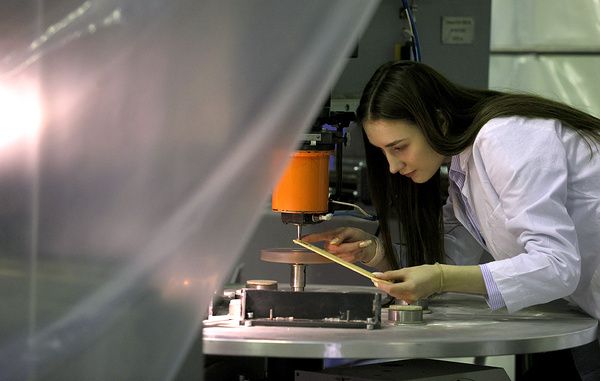 Умная полировка стекла: как новый метод минимизирует царапины и повышает яркость дисплеев