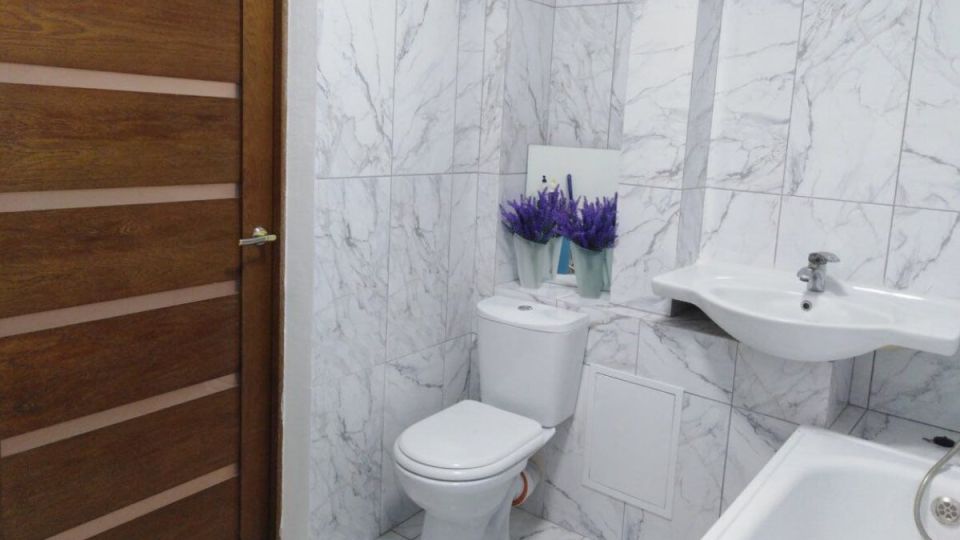 Как очистить засорившийся унитаз без помощи сантехника: простые и эффективные методы